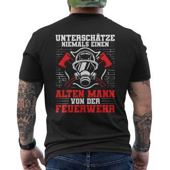 Underschätze Niemal Einen Alten Mann Fire Brigade Grandfather T-Shirt mit Rückendruck - Geschenkecke