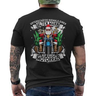 Unterschätze Niemals Einen Alten Mann Auf Einem Motorrad T-Shirt mit Rückendruck - Geschenkecke