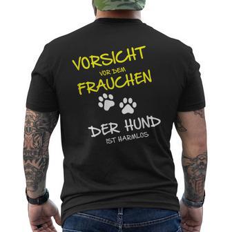 Vorsichtor Dem Frauchen Der Hund Ist Harmlos Careful Before The T-Shirt mit Rückendruck - Geschenkecke