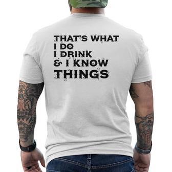 Damen Das Ist Was Ich Tue Ich Trinke Und Ich Weiß Dinge Mit-Ausschnitt T-Shirt mit Rückendruck - Geschenkecke