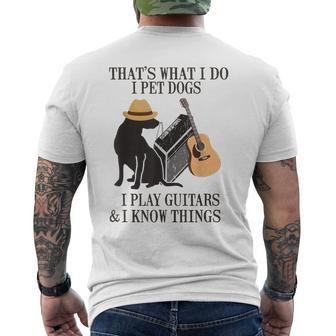 Das Ist Was Ich Mache Ich Pet Dogs Ich Spiel Guitarren Und Ich Weiß Things T-Shirt mit Rückendruck - Geschenkecke