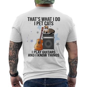 Das Ist Was Ich Mache Ich Streichle Katzen Ich Spiele Gitarre Und Ich Weiß Dinge T-Shirt mit Rückendruck - Geschenkecke