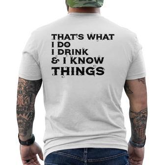 Das Ist Was Ich Tue Ich Trinke Und Ich Weiß Dinge T-Shirt mit Rückendruck - Geschenkecke