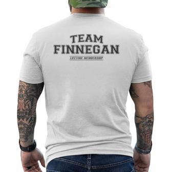 Team Finnegan Stolzer Familienname Nachname Geschenk Raglan T-Shirt mit Rückendruck - Geschenkecke