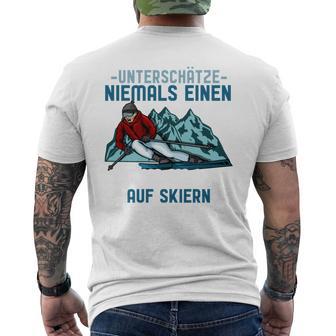 Unterschätze Niemals Einen Alten Mann Auf Skis I Skiing Long-Sleeved T-Shirt mit Rückendruck - Geschenkecke