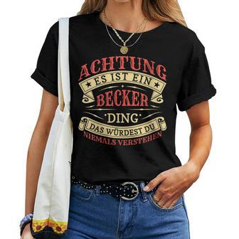 Women's Achtung Es Ist Ein Becker Ding Last Name Plate With-Neck T-shirt Frauen - Geschenkecke