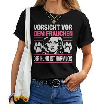 Women'sorsichtor Dem Frauchen Der Hund Ist Harmlos T-shirt Frauen - Geschenkecke