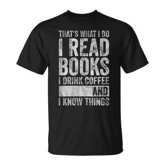 Damen Das Ist Was Ich Mache Ich Lese Bücher Ich Trinke Kaffee Ich Weiß Dinge Mit-Ausschnitt T-Shirt - Geschenkecke