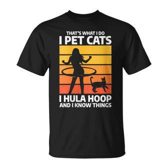 Damen Das Ist Was Ich Mache Ich Streichle Katzen I Hula Hoop Und Ich Weiß Dinge Mit-Ausschnitt T-Shirt - Geschenkecke