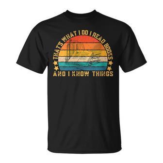 Damen Das Ist Was Ich Tue Ich Lese Bücher Und Ich Weiß Dinge Mit-Ausschnitt T-Shirt - Geschenkecke