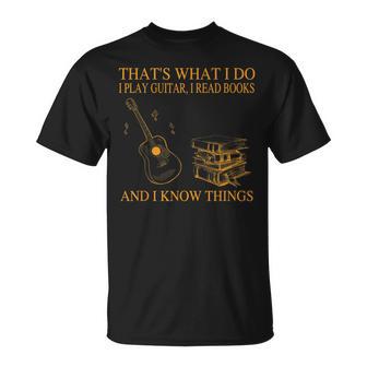 Das Ist Was Ich Mache Ich Spiele Gitarre Ich Lese Bücher Ich Weiß Dinge T-Shirt - Geschenkecke