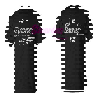 Es Ist Eine Stewardess-Ding Flugbegleiter Für Luftfahrtflugzeuge T-Shirt - Geschenkecke