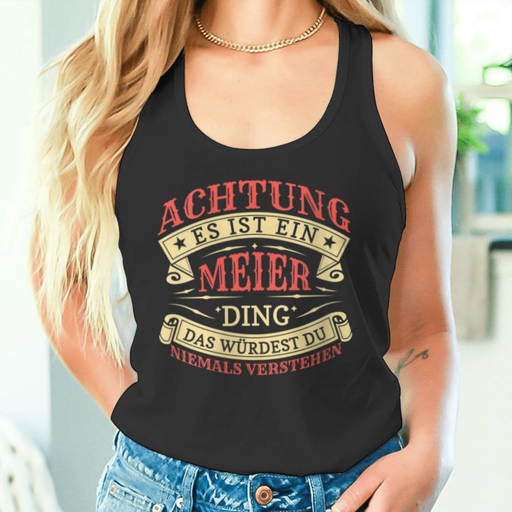 Damen Achtung Es Ist Ein Meier Ding Nachname Namensschild Mit-Ausschnitt Tank Top