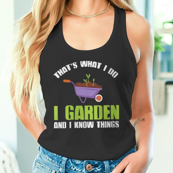 Damen Das Ist Was Ich Im Garten Mache Und Ich Weiß Dinge Mit-Ausschnitt Tank Top