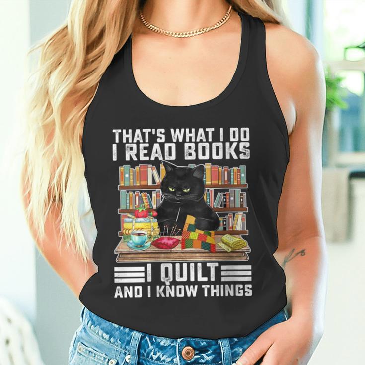 Damen Das Ist Was Ich Mache Ich Lese Bücher Die Ich Quilte Und Ich Weiß Dinge Mit-Ausschnitt Tank Top