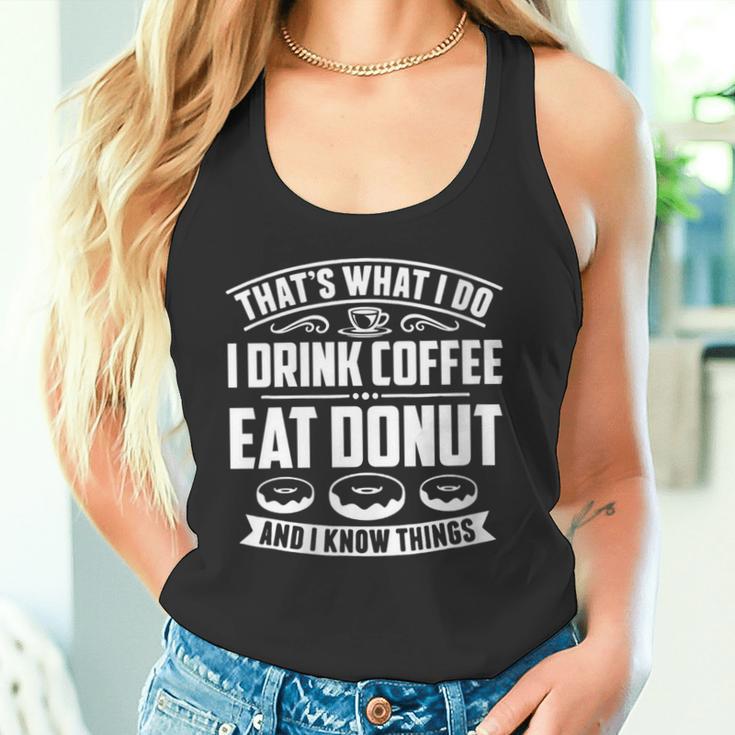 Damen Das Ist Was Ich Trinke Kaffee Esse Donuts Und Weiß Dinge Mit-Ausschnitt Tank Top