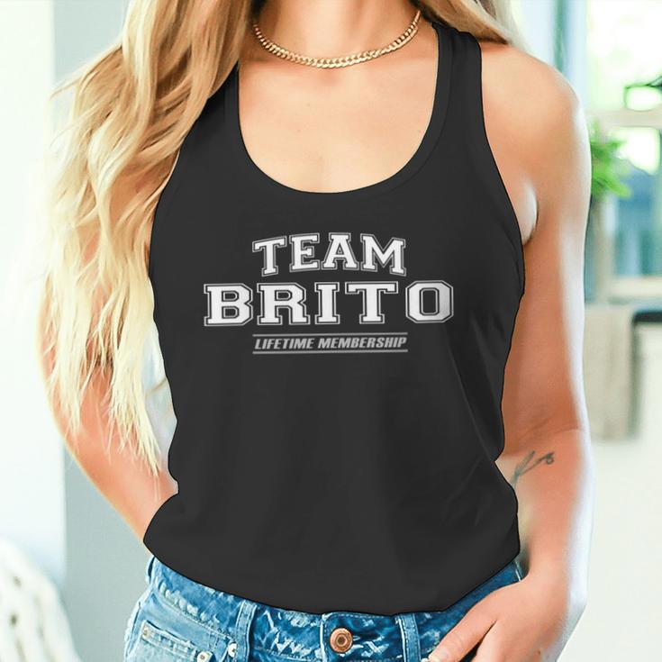 Damen Team Brito Stolzer Familienname Nachname Geschenk Mit-Ausschnitt Tank Top