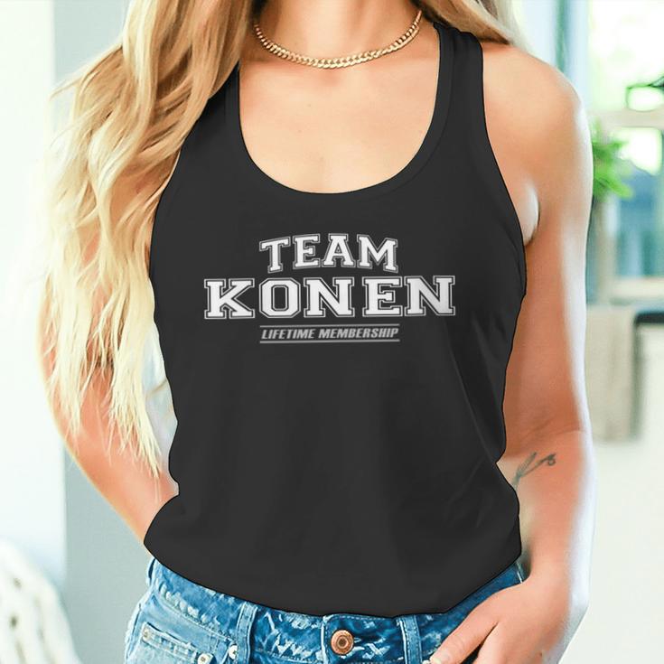 Damen Team Konen Stolzer Familienname Nachname Geschenk Mit-Ausschnitt Tank Top