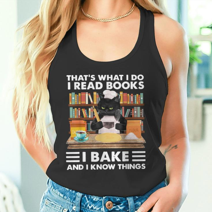 Das Ist Was Ich Mache Ich Lese Bücher Die Ich Backe Und Ich Weiß Dinge Tank Top