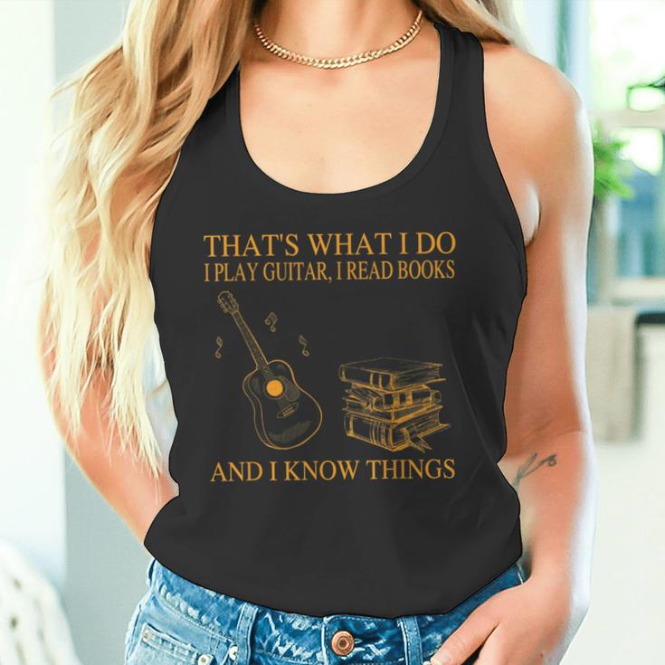 Das Ist Was Ich Mache Ich Spiele Gitarre Ich Lese Bücher Ich Weiß Dinge Tank Top