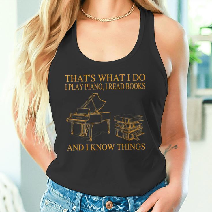 Das Ist Was Ich Mache Ich Spiele Piano Ich Lese Bücher Ich Weiß Dinge Tank Top