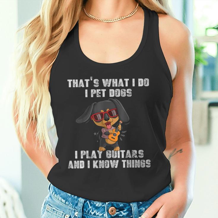 Das Ist Was Ich Mache Ich Streichle Hunde Ich Spiele Gitarre Und Ich Weiß Dinge Tank Top