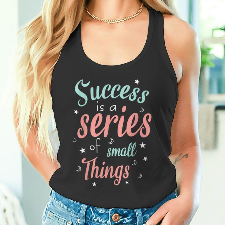 Success Ist Eine Reiheon Kleinen Dingen Motivierende Worte Tank Top