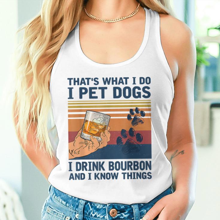 Das Ist Was Ich Mache Ich Pet Dogs Ich Trinke Bourbon Ich Weiß Dinge Tank Top