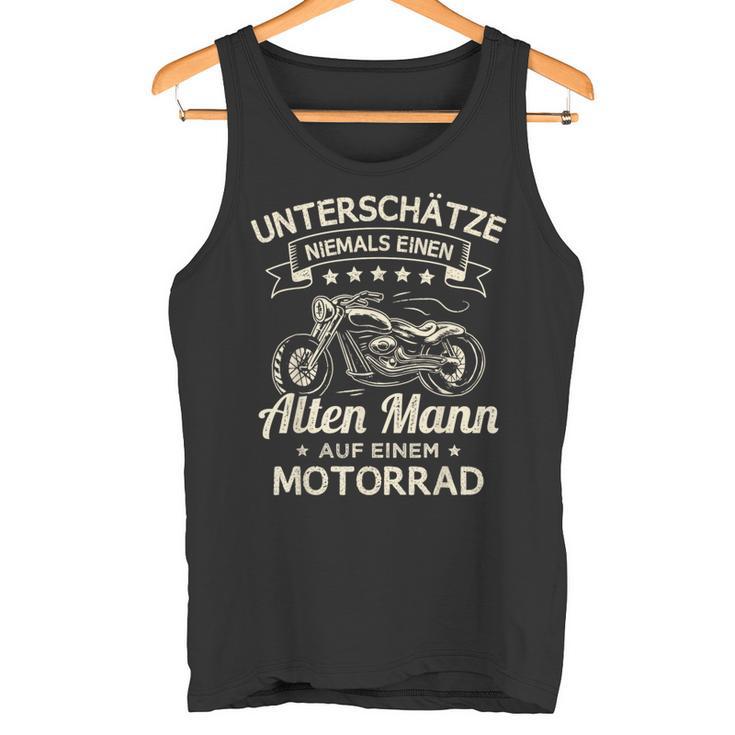 Unterschätze Niemals Einen Old Mann Auf Einem Motorrad Tank Top