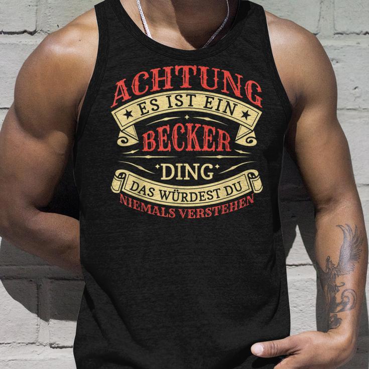 Achtung Es Ist Ein Becker Ding Last Name Plate S Tank Top Geschenke für Ihn