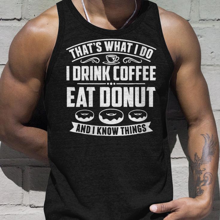 Damen Das Ist Was Ich Trinke Kaffee Esse Donuts Und Weiß Dinge Mit-Ausschnitt Tank Top Geschenke für Ihn