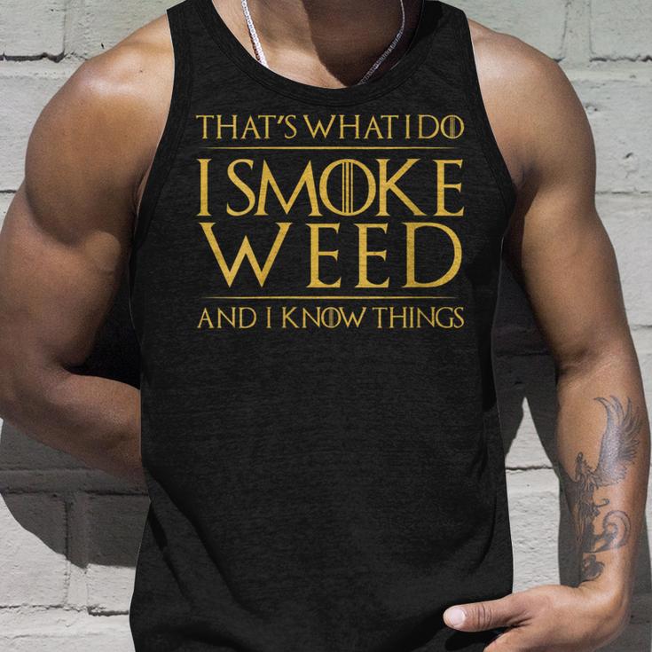 Damen Das Ist Was Ich Tue Ich Rauche Gras Und Ich Weiß Dinge Mit-Ausschnitt Tank Top Geschenke für Ihn