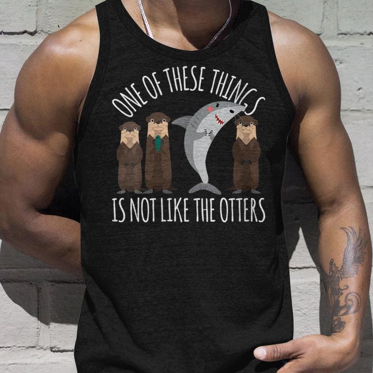 Damen Lustiger Hai Eines Dieser Dinge Ist Nicht Wie Die Otter Mit-Ausschnitt Tank Top Geschenke für Ihn