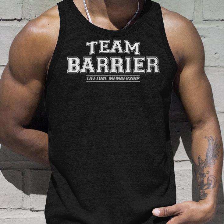 Damen Team Barrier Stolzer Familiennachname Nachname Geschenk Mit-Ausschnitt Tank Top Geschenke für Ihn