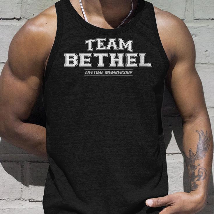 Damen Team Bethel Stolzer Familiennachname Nachname Geschenk Mit-Ausschnitt Tank Top Geschenke für Ihn