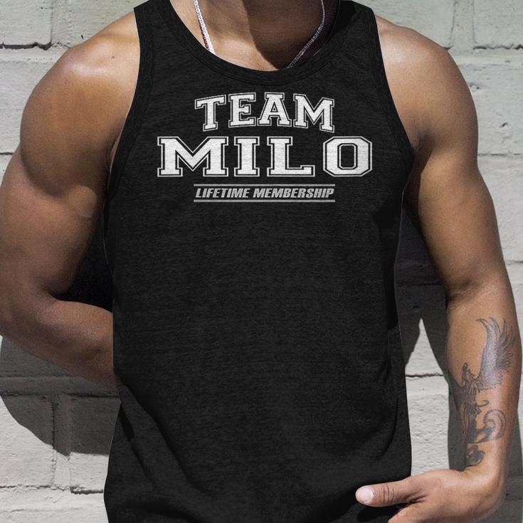 Damen Team Milo Stolzer Familienname Nachname Geschenk Mit-Ausschnitt Tank Top Geschenke für Ihn