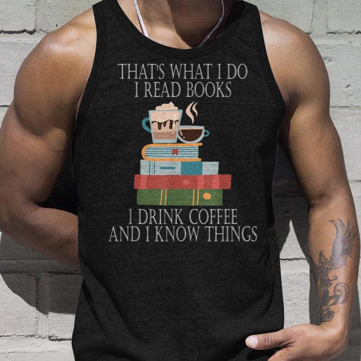 Das Ist Was Ich Mache Ich Lese Bücher Ich Trinke Kaffee Und Ich Weiß Dinge Tank Top Geschenke für Ihn