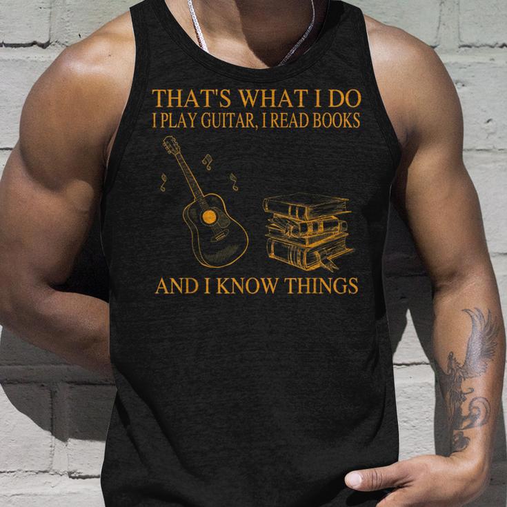 Das Ist Was Ich Mache Ich Spiele Gitarre Ich Lese Bücher Ich Weiß Dinge Tank Top Geschenke für Ihn