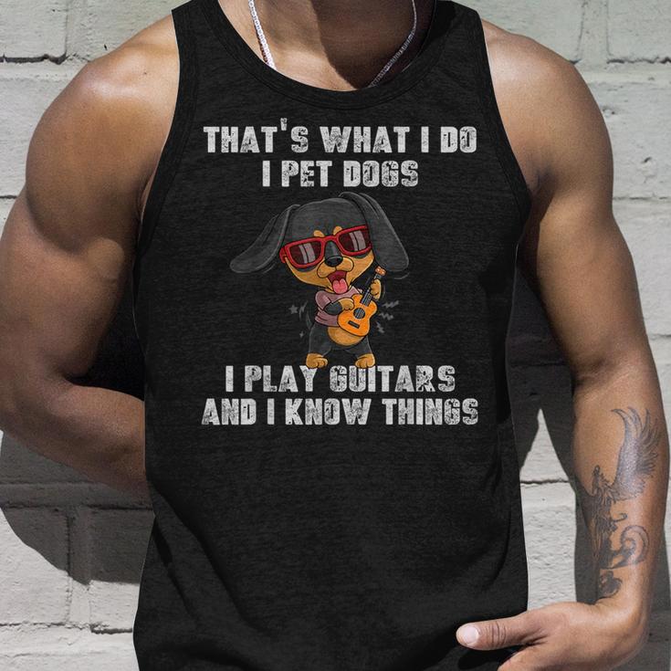 Das Ist Was Ich Mache Ich Streichle Hunde Ich Spiele Gitarre Und Ich Weiß Dinge Tank Top Geschenke für Ihn