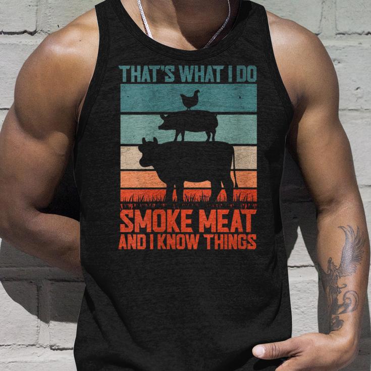 Das Ist Was Ich Tue Ich Rauche Fleisch Und Ich Weiß Dinge Mit-Ausschnitt Tank Top Geschenke für Ihn