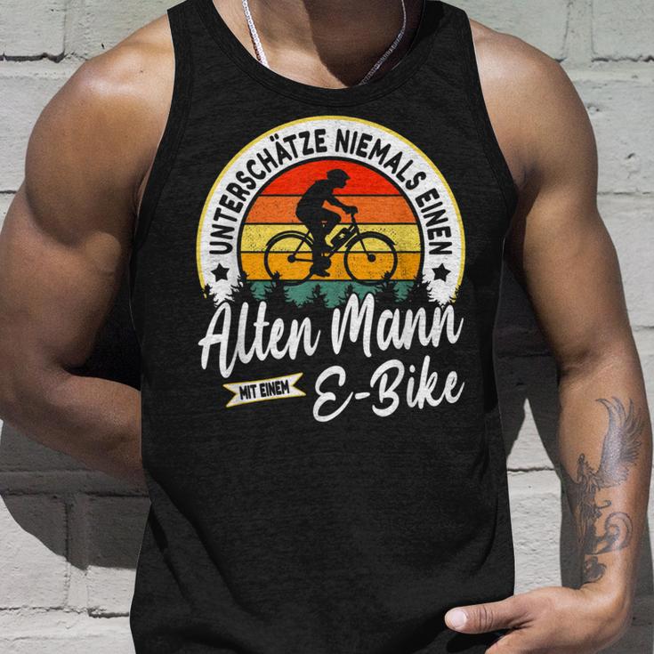 With E-Bike Underschätze Niemals Einen Old Mann Mit Einer E-Bike Tank Top Geschenke für Ihn