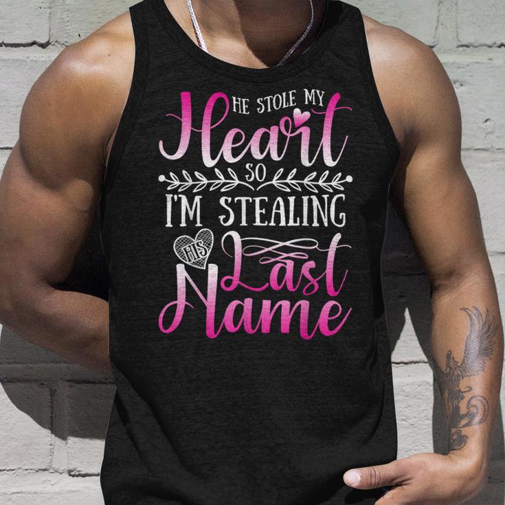 Er Hat Mein Herz Gestohlen Also Stehle Ich Seinen Nachnamen Tank Top Geschenke für Ihn