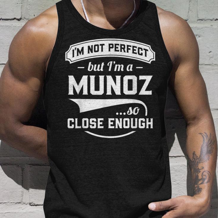 Ich Bin Nicht Perfekt Aber Ich Bin Ein Munoz So Nah Genug Nachname Tank Top Geschenke für Ihn