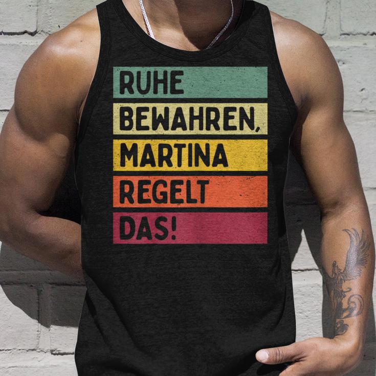 Keeben Martina Regelt Das Saying In Retro Colours Tank Top Geschenke für Ihn