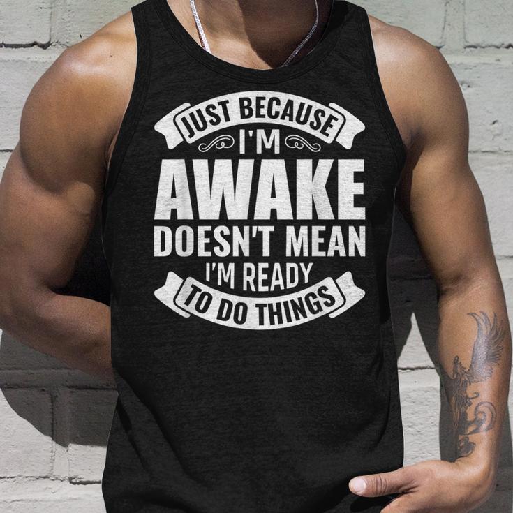 Nur Weil Ich Wach Bin Bedeutet Nicht Dass Ich Bereit Ist Dinge Zu Tun Tank Top Geschenke für Ihn