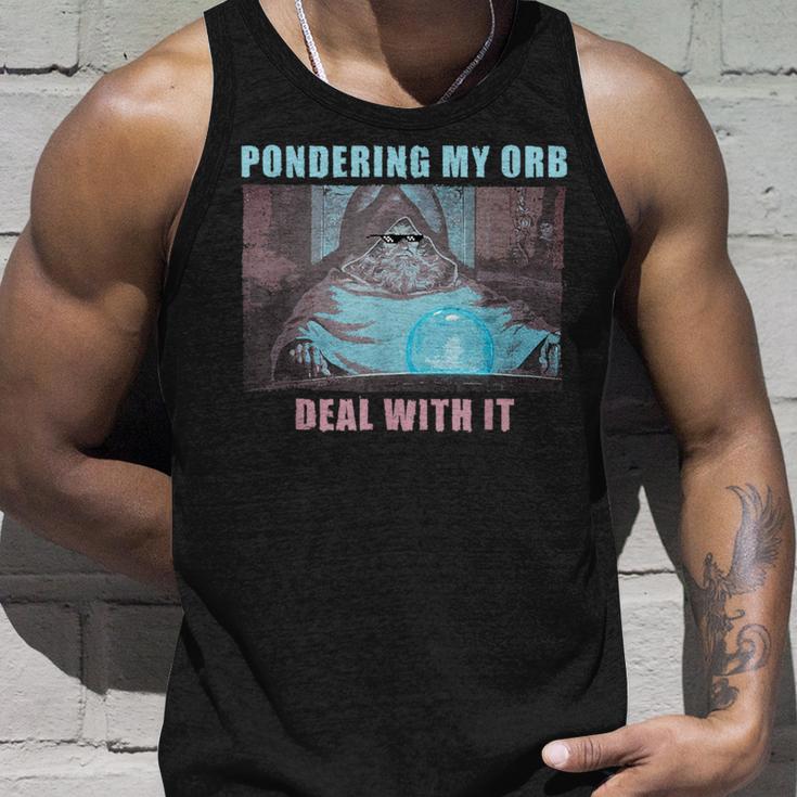 Pondering My Orb Wizard Meme Tank Top Geschenke für Ihn