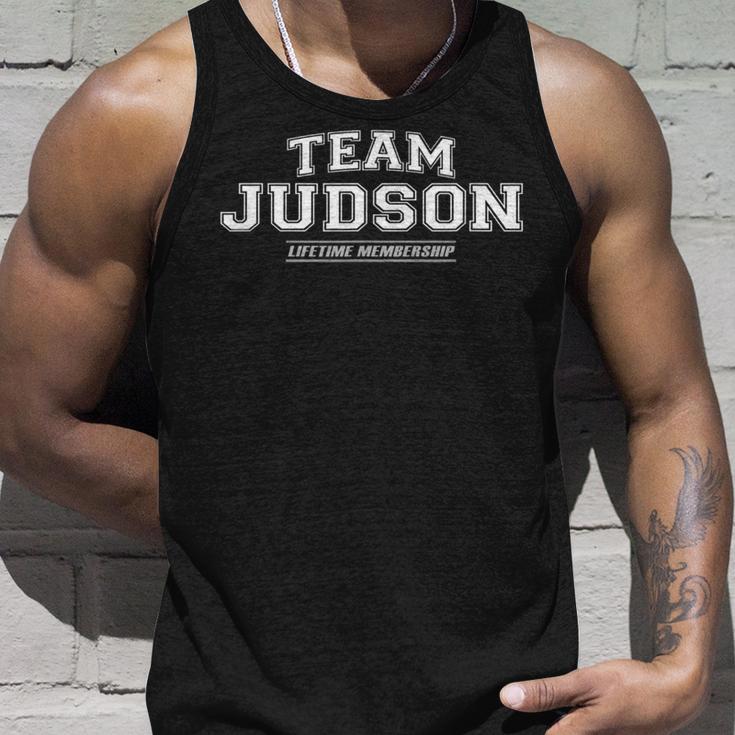 Team Judson Stolzer Familiennachname Nachname Geschenk Tank Top Geschenke für Ihn