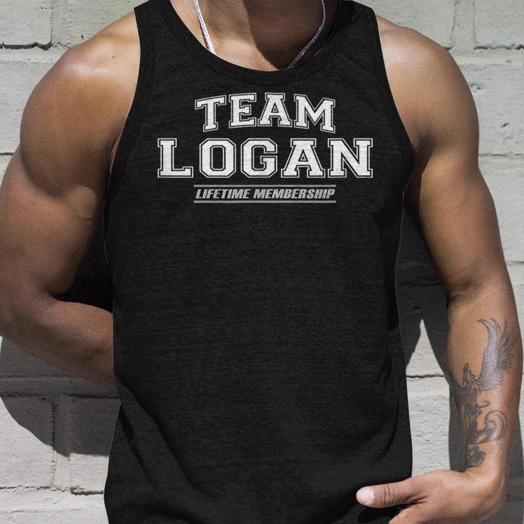 Team Logan Proud Surname Last Name Tank Top Geschenke für Ihn