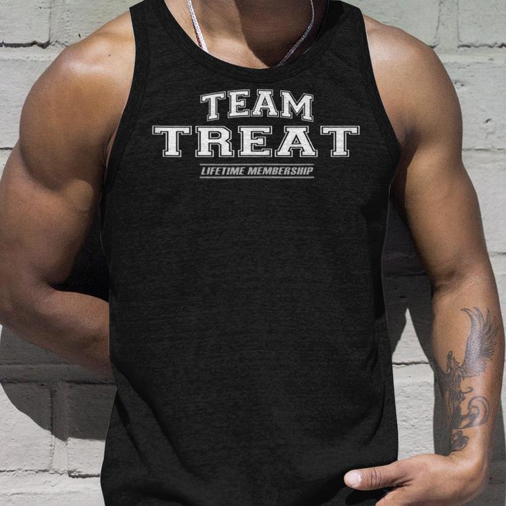 Team Treat Stolzer Familiennachname Nachname Geschenk Tank Top Geschenke für Ihn