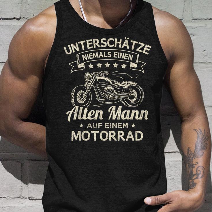 Unterschätze Niemals Einen Old Mann Auf Einem Motorrad Tank Top Geschenke für Ihn